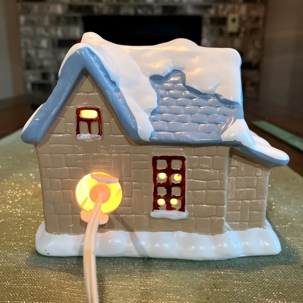 House of Lloyd 1987 Christmas Village Lighted Porcelain Cottage Snow House